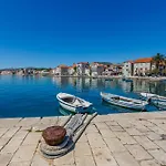 Antonio On The Seafront With Garden Apartment Kastela